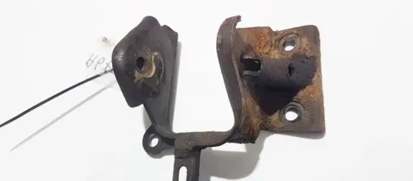Nissan Primera Engine mounting bracket