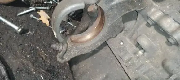 Mazda 2 Engine mounting bracket