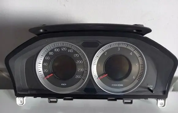 Volvo V70 Speedometer (instrument cluster) 36000918 69399870U 31327582AA