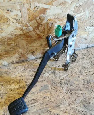 Toyota Avensis T270 Brake pedal 9LM