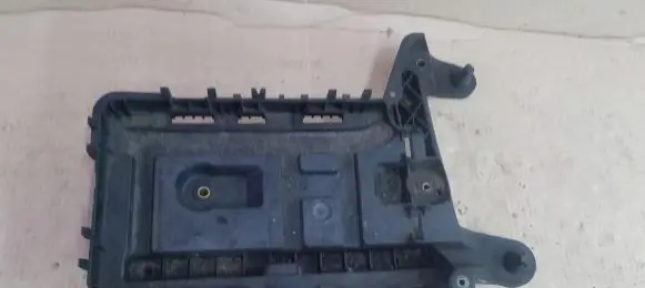 Volkswagen Jetta V Battery box tray 1K0915333H
