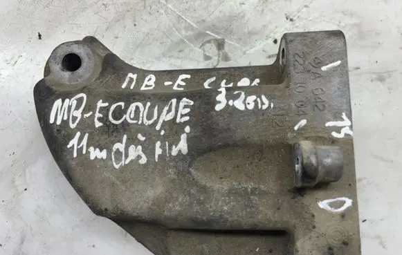 Mercedes-Benz E C207 W207 Engine mounting bracket A6422231004
