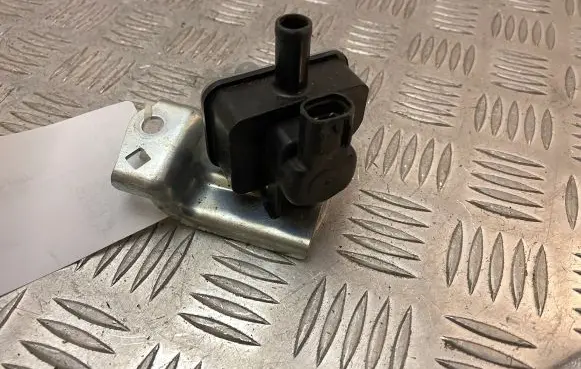 Lexus RX 450H Vacuum valve 9091012283