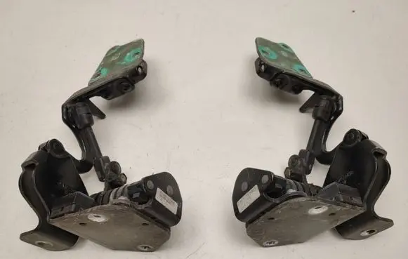 Mercedes-Benz E C207 W207 Tailgate/trunk/boot hinge A2077500428