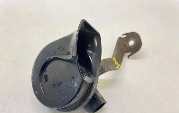 Volkswagen PASSAT B6 Horn signal 3C0951182A