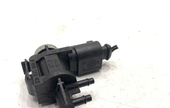 Volkswagen PASSAT B7 Fuel pressure regulator 1K0906283A
