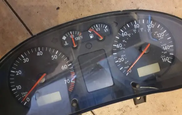 Volkswagen PASSAT B5 Speedometer (instrument cluster) 10008961014 10008961 920922