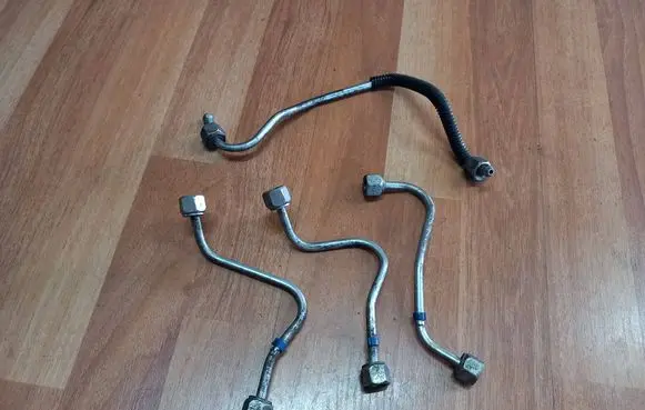 Mazda 6 Fuel injector supply line/pipe 