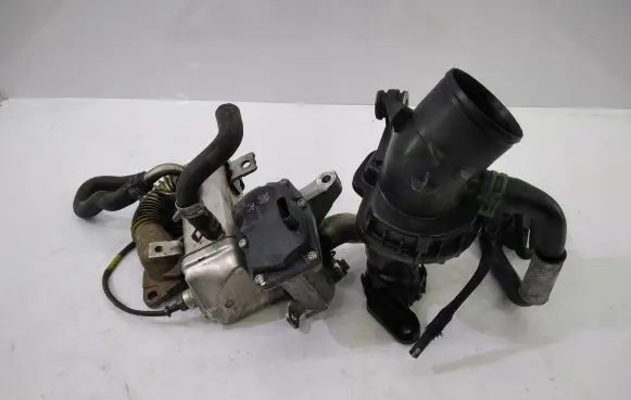 Opel Vivaro EGR valve cooler 147350678R