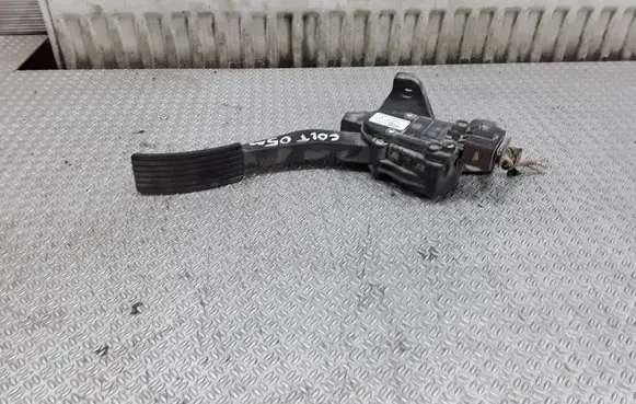 Mitsubishi Colt CZ3 Accelerator throttle pedal MN125791