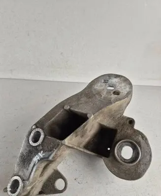 Engine mounting bracket