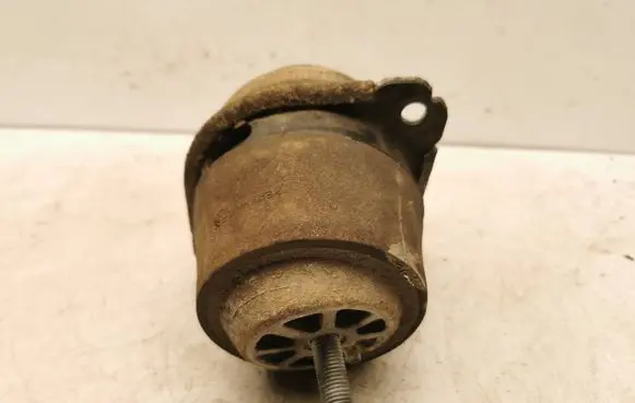 Engine mount bracket