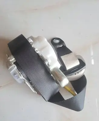 Toyota Avensis T270 Front seatbelt J082531