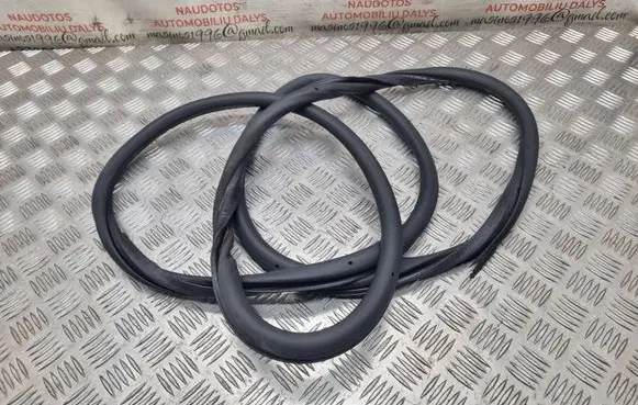 Volkswagen Touran I Front door rubber seal 1T0867911F