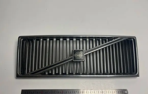 Volvo 740 Front bumper upper radiator grill 816552