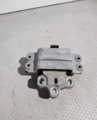 Volkswagen Tiguan Engine mount bracket 3C0199555