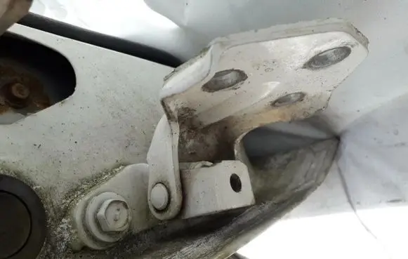 Hyundai Pony Rear door lower hinge