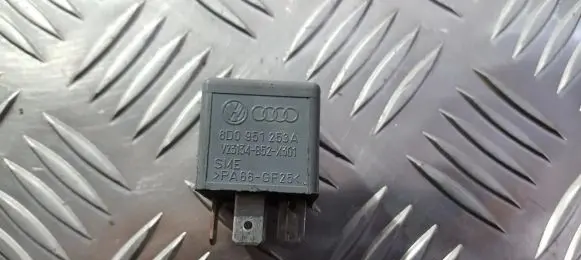 Volkswagen PASSAT B5.5 Other relay 8d0951253a v23134-b52-x301