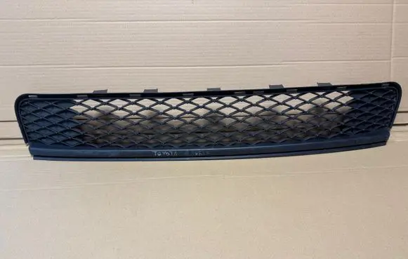 Toyota Auris E180 Front bumper lower grill 5311202250
