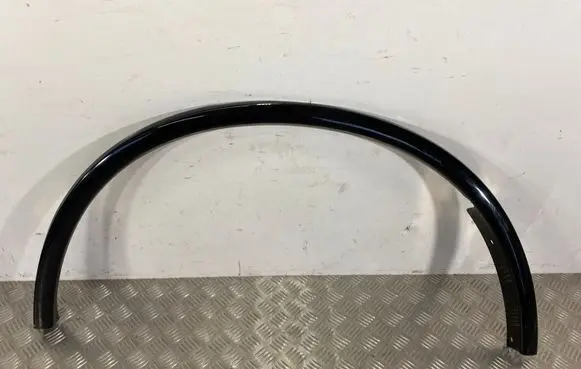Rear fender molding trim