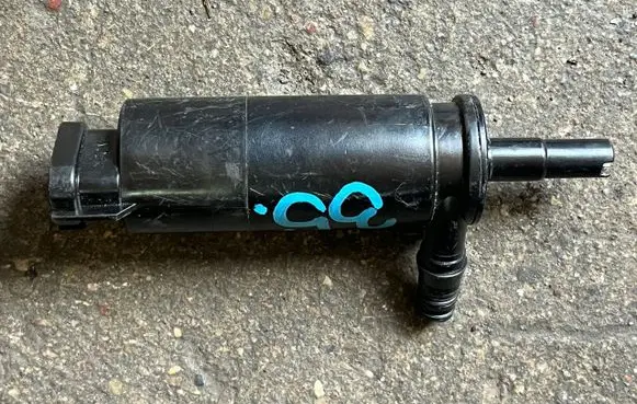 Alfa Romeo Stelvio Windscreen/windshield washer pump 71749044