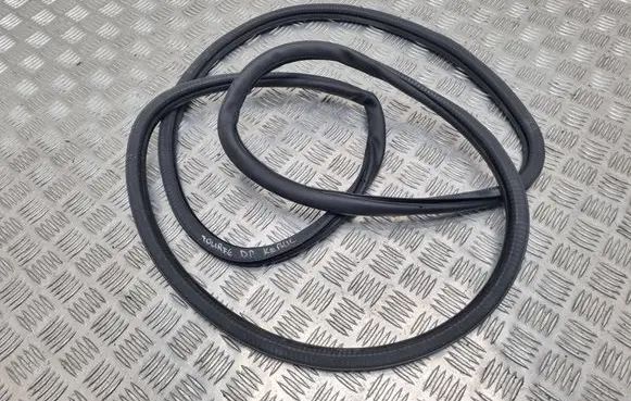 Volkswagen Touareg I Front door rubber seal 7L0867365G