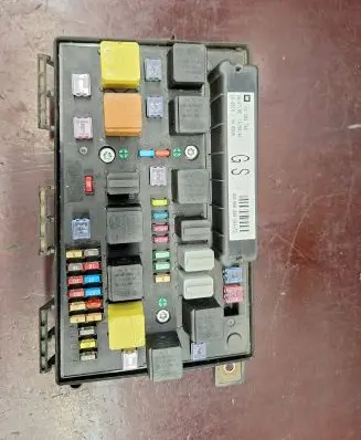 Opel Zafira B Fuse module 13206746