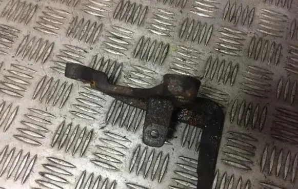 Toyota Avensis Verso Engine mounting bracket