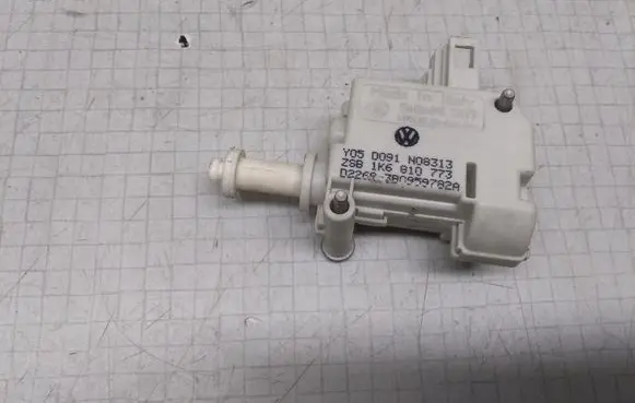 Volkswagen Golf V Central locking motor 1K6810773
