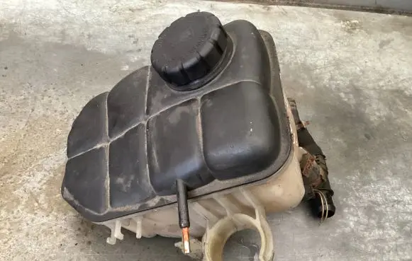 Coolant expansion tank/reservoir
