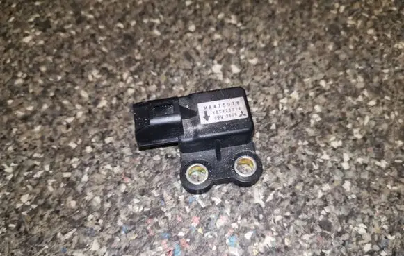 Mitsubishi Pajero Airbag deployment crash/impact sensor MR475078