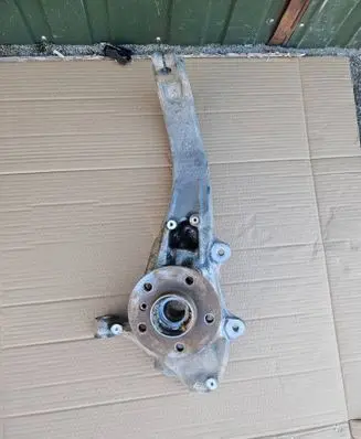 BMW X5M G05 F95 Front wheel hub spindle knuckle 687665503
