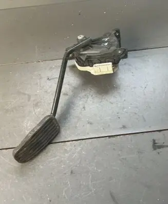 Accelerator throttle pedal