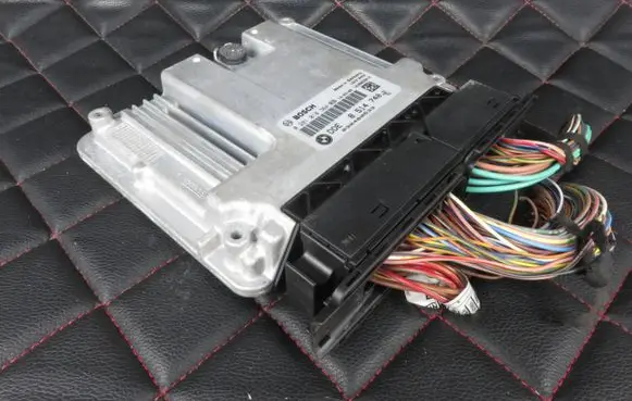 BMW 5 F10 F11 Engine control unit/module 0281018364 030460533 8514740