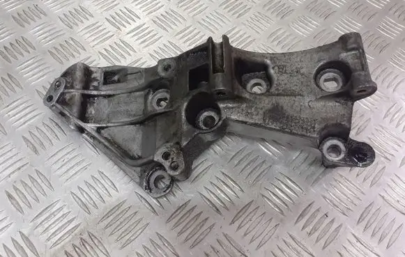 Nissan Almera N16 Engine mounting bracket 8200327134