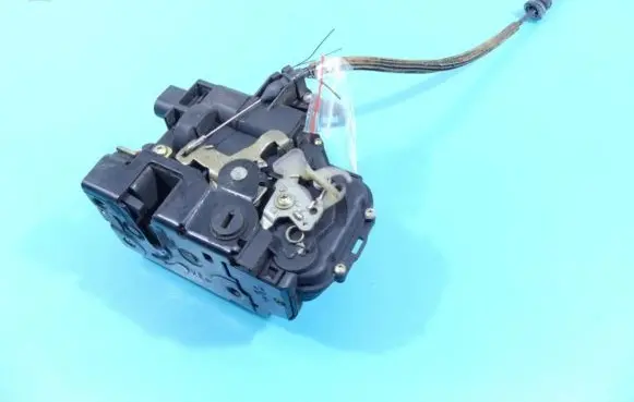 Seat Toledo II (1M) Rear door lock 3B4839016A IMPRK1301337