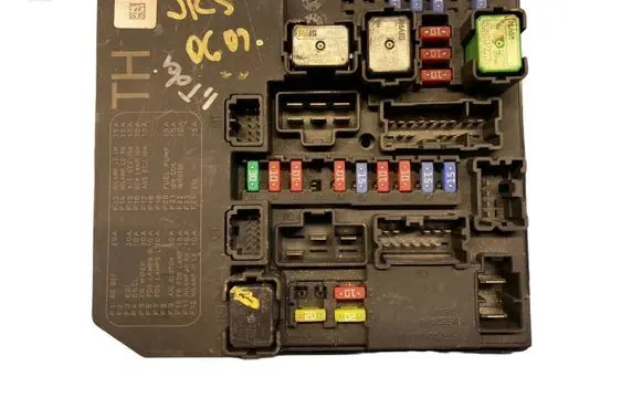 Nissan Juke I F15 Fuse module 284B71TX2A 50Y311F02 8311031735