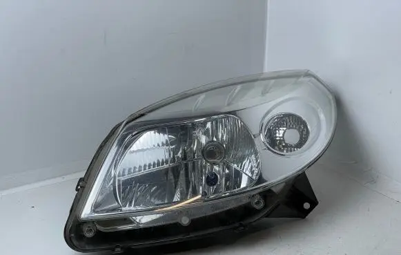 Dacia Sandero Headlight/headlamp 8200733878 00323044