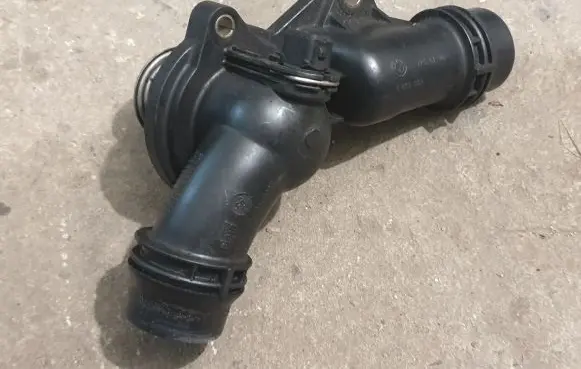 BMW 3 E46 Thermostat/thermostat housing 1437040 1436824