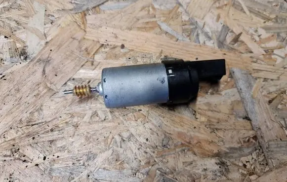 Audi A6 S6 C6 4F Seat adjustment motor 982675104