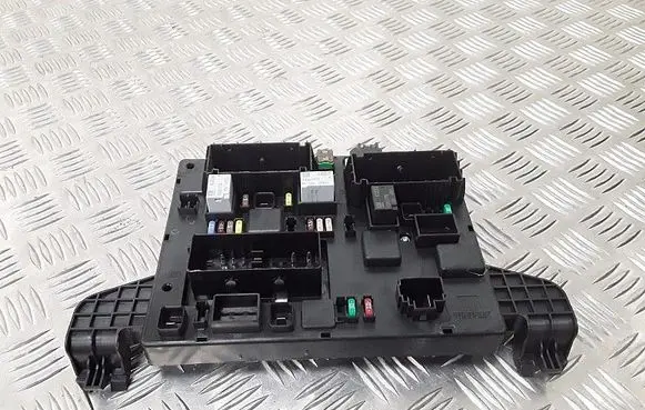 Opel Astra J Fuse module 365927271