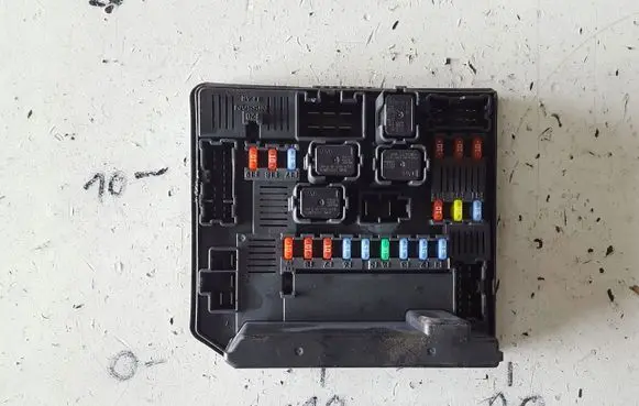 Nissan Qashqai Fuse module 284B7JD01B