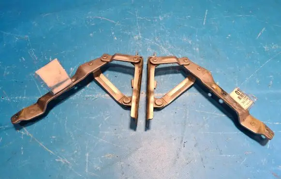 Alfa Romeo GTV Tailgate/trunk/boot hinge