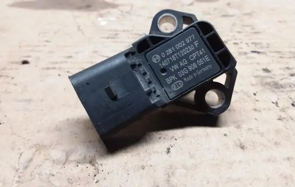 Volkswagen Polo V 6R Air pressure sensor 0281002977 03G906051E