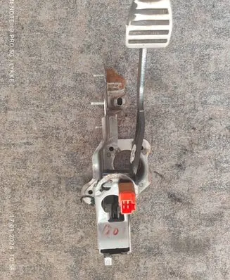 Nissan Qashqai+2 Brake pedal 1048X11