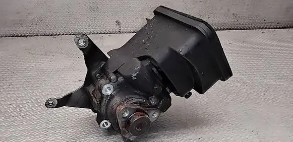 BMW 5 E60 E61 Power steering pump 7693974