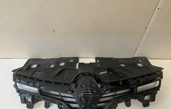 Renault Clio IV Front bumper upper radiator grill 622563184R T0000113542