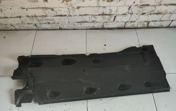 Volkswagen PASSAT CC Engine splash shield/under tray 
