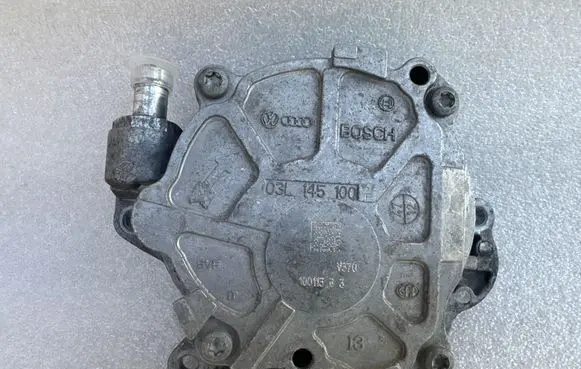 Volkswagen PASSAT B7 Vacuum pump 03L145100F