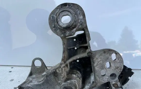 Audi A4 S4 B7 8E 8H Engine mounting bracket 8E0199352F